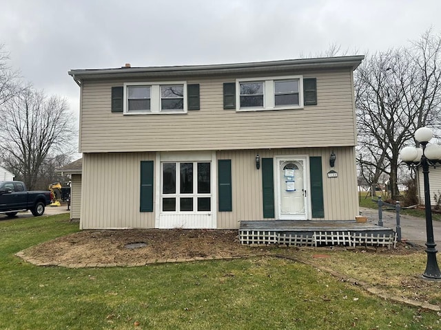 view of front facade featuring a front yard