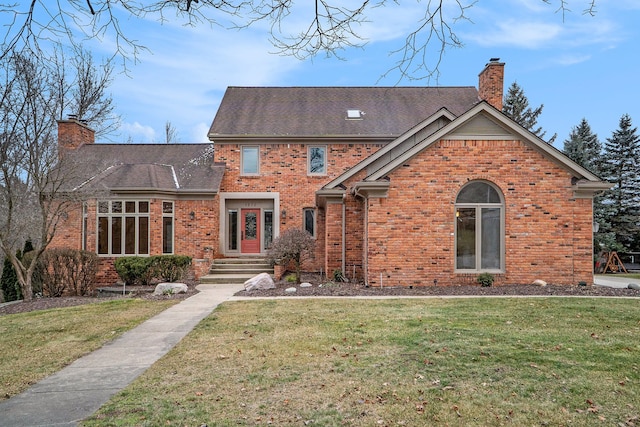 view of front of property featuring a front yard