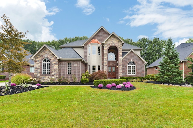 view of front of home featuring a front lawn