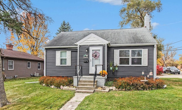 bungalow-style house featuring a front lawn