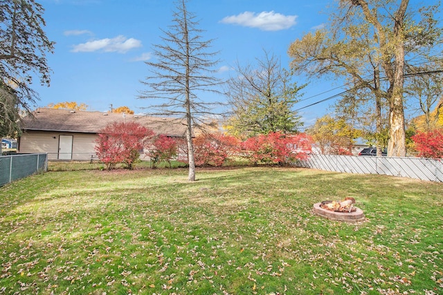 view of yard featuring an outdoor fire pit