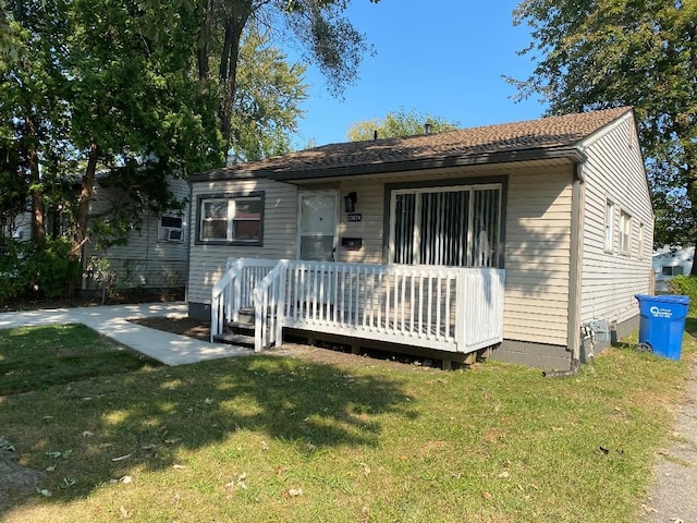 view of front of house featuring a wooden deck and a front lawn