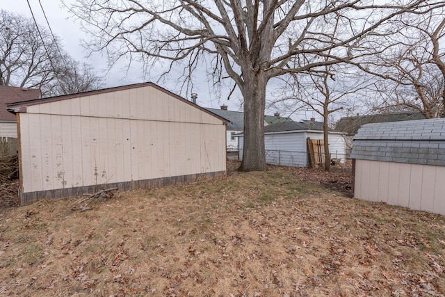 view of yard featuring a storage unit