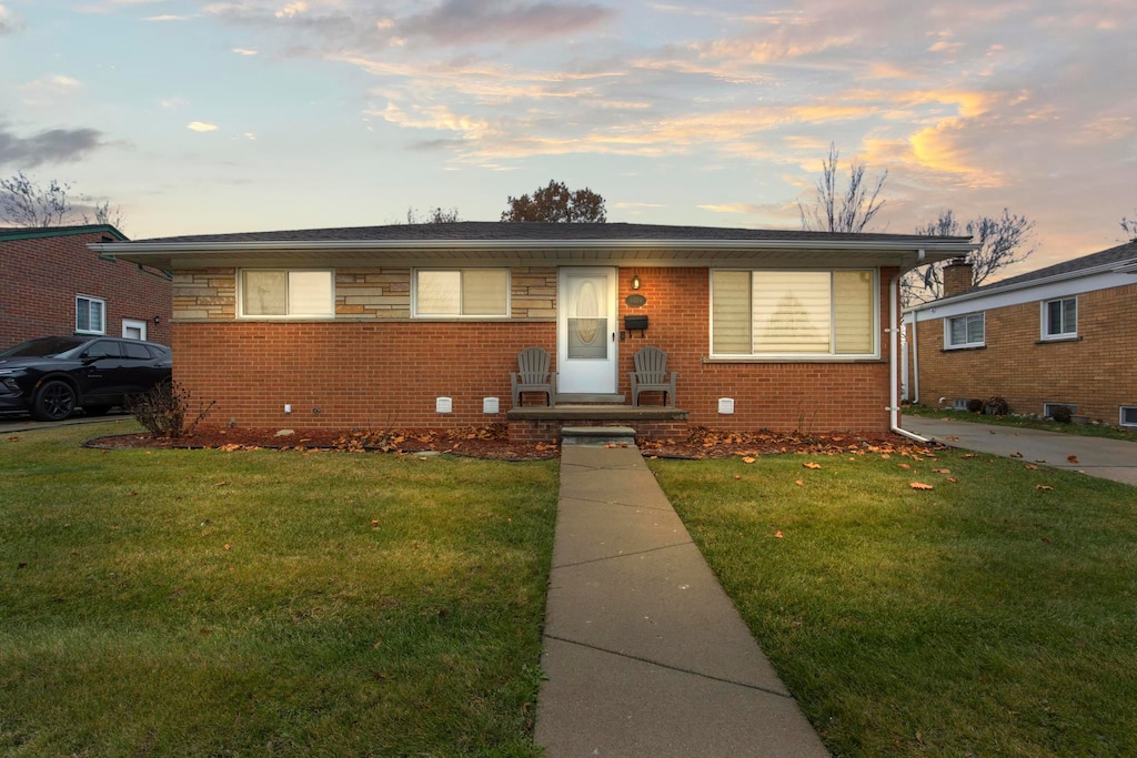 view of front facade featuring a lawn