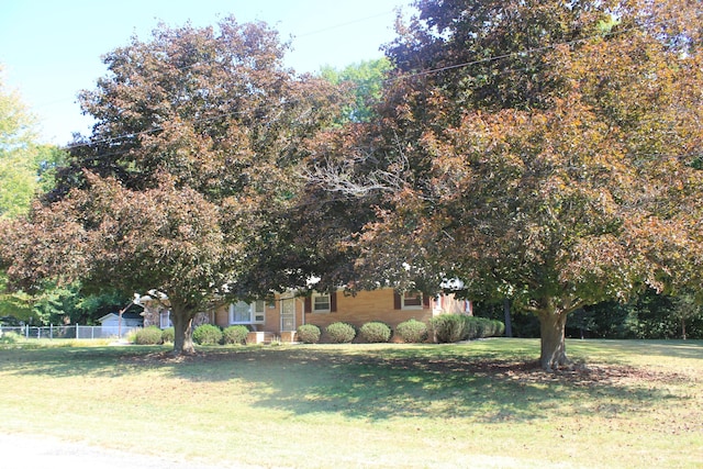 view of front of house featuring a front lawn