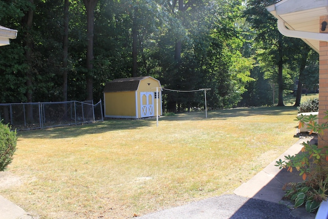 view of yard featuring a storage unit