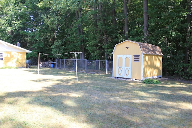 view of yard with a storage unit