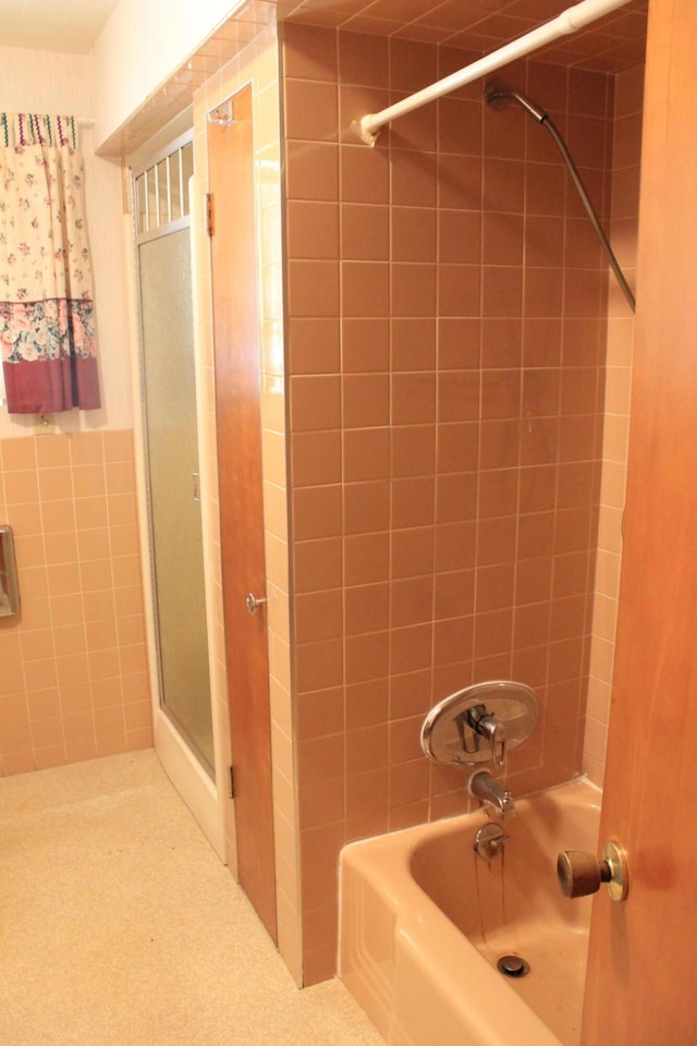 bathroom with tiled shower / bath combo