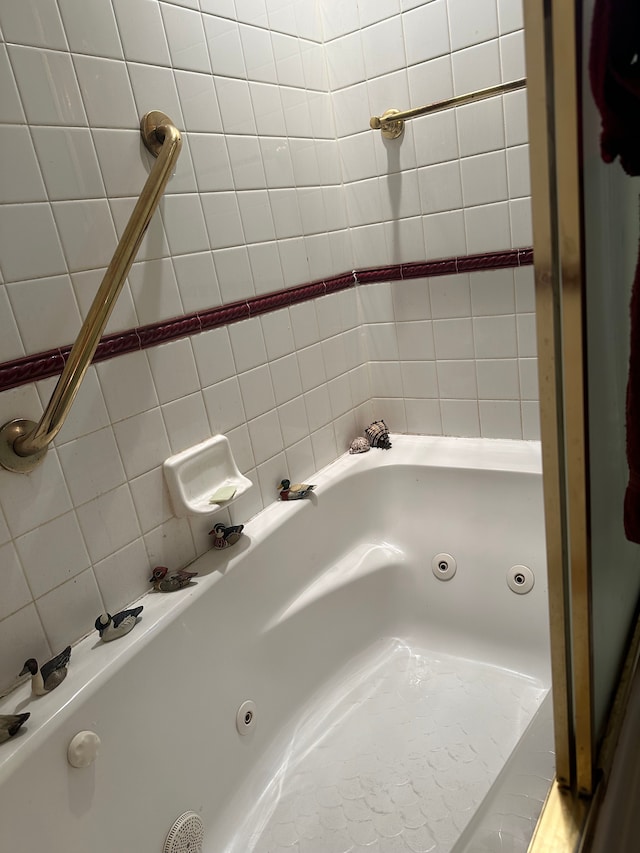 bathroom featuring a washtub