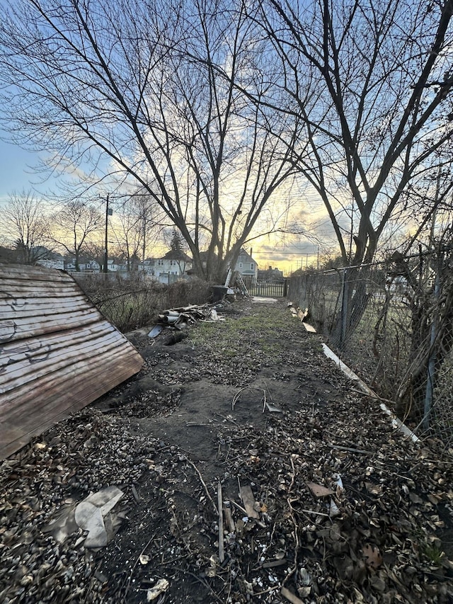 view of yard at dusk