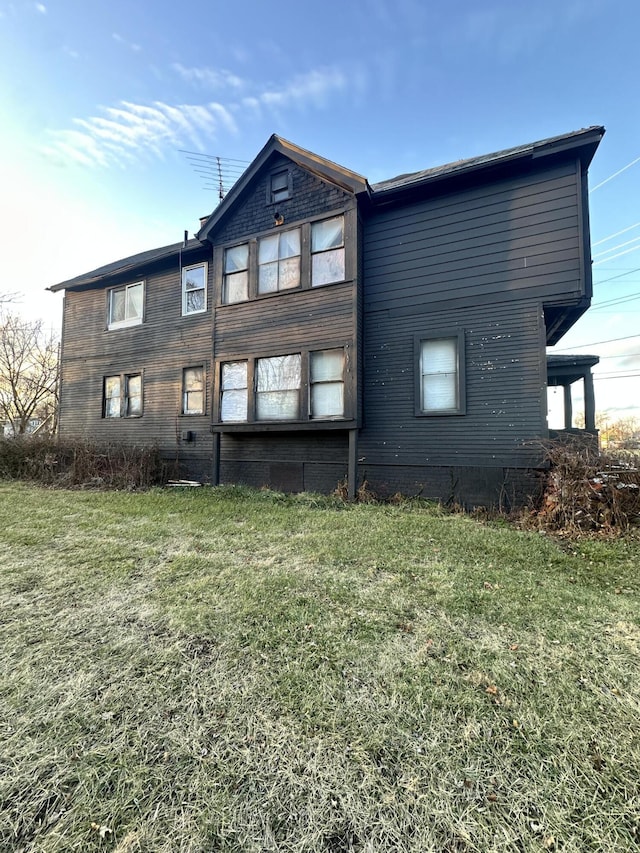 back of house featuring a yard