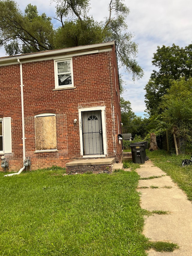 view of front of home with a front yard