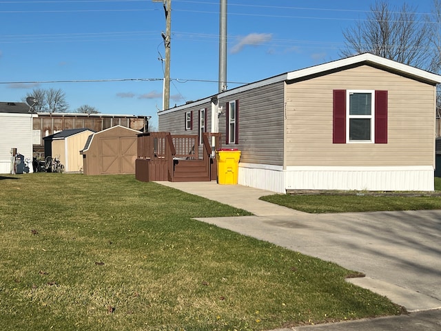 view of front of home featuring a shed and a front lawn