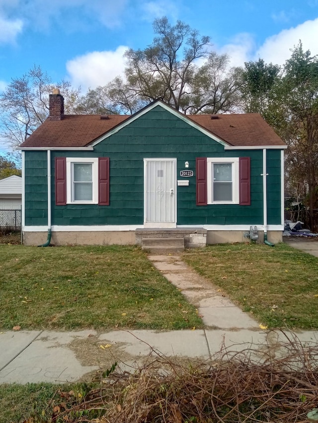 view of front of property featuring a front lawn