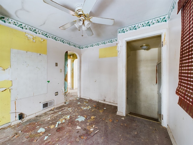 unfurnished bedroom featuring ceiling fan