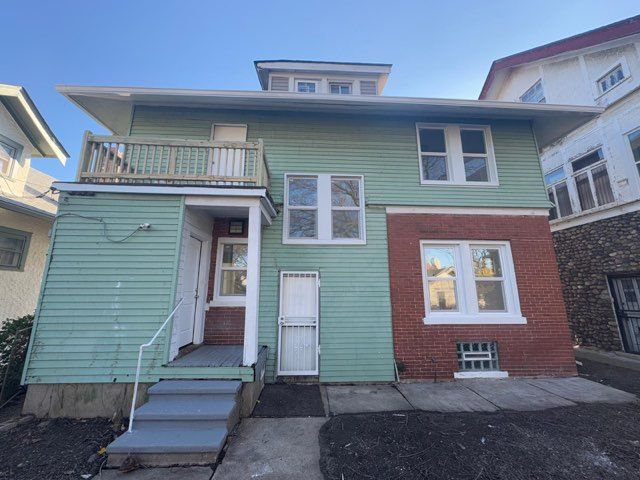 view of front of house with a balcony