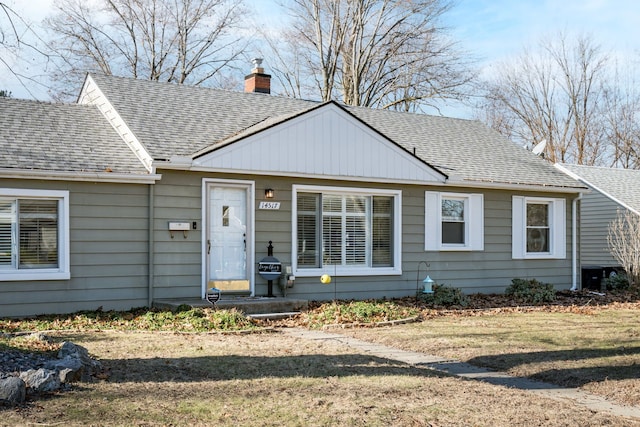 view of front of home featuring a front lawn