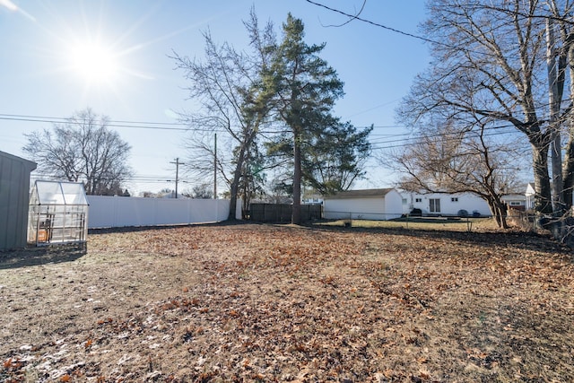 view of yard featuring an outbuilding