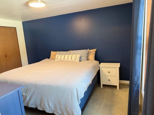 bedroom featuring carpet floors