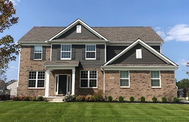 view of front of property featuring a front lawn