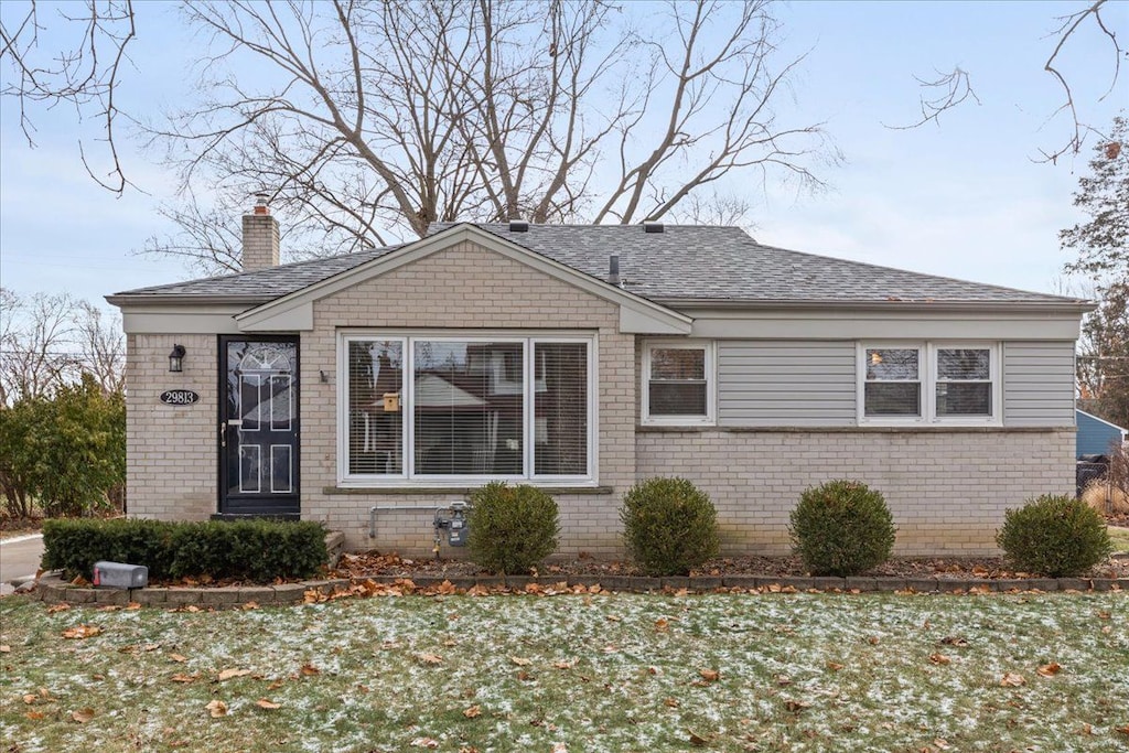 view of front of property with a front yard