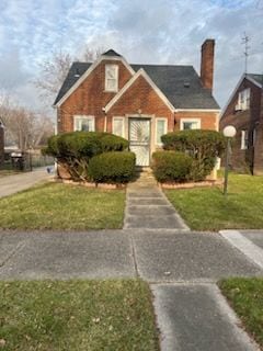 view of front of house featuring a front lawn