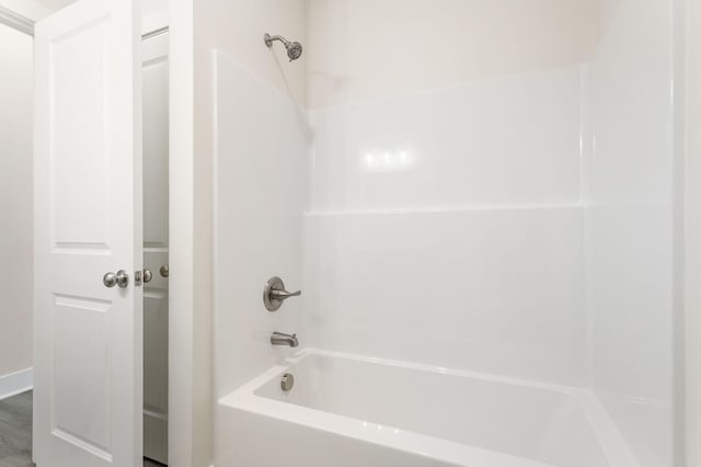 bathroom with bathtub / shower combination