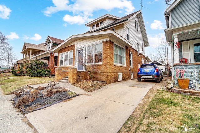 view of front of house featuring a front yard