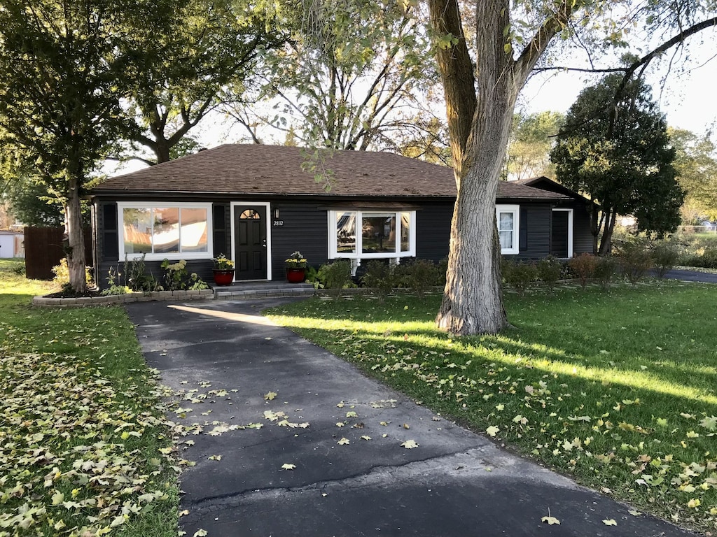 ranch-style house featuring a front lawn