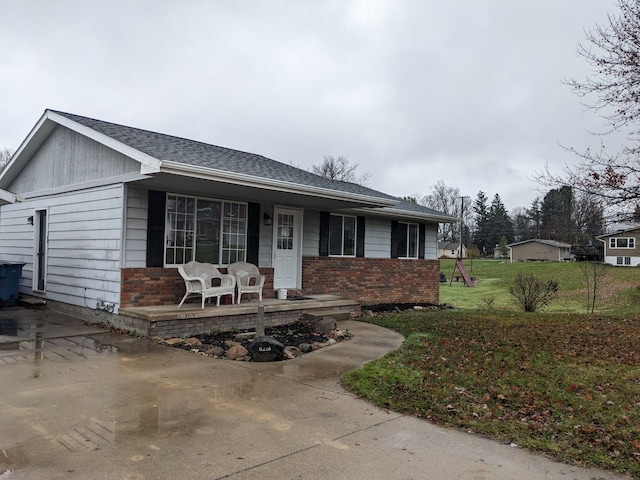 ranch-style house featuring a front lawn