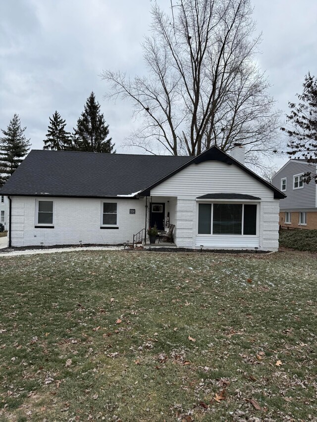 view of front of house with a front lawn