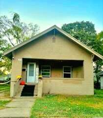 view of front of property featuring a front yard