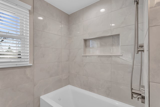 bathroom with tiled shower / bath combo