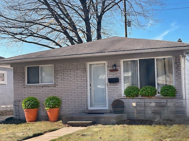 view of front of property featuring a front lawn