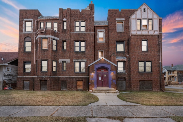 view of front facade with a yard