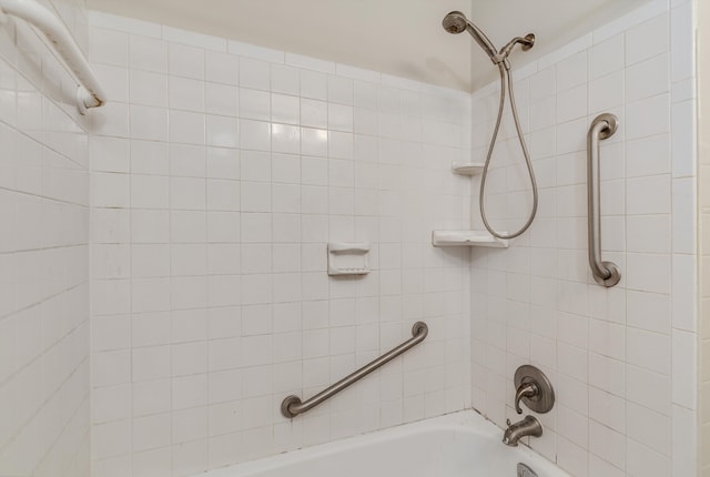 bathroom featuring tiled shower / bath