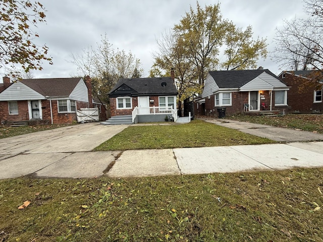 view of front facade featuring a front lawn