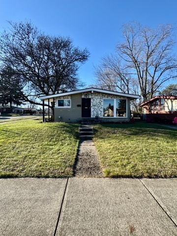 single story home with a front lawn