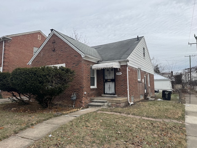 bungalow featuring a front yard