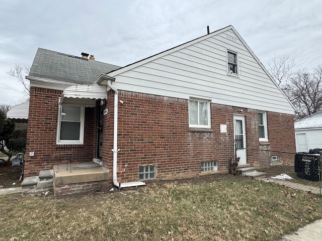 view of front facade with a front yard