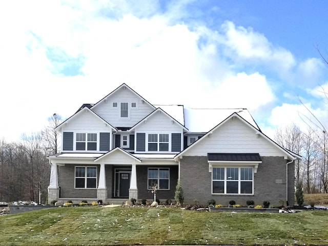 view of front of house featuring a front lawn