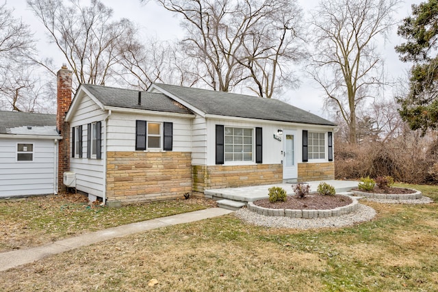 view of front of house featuring a front yard