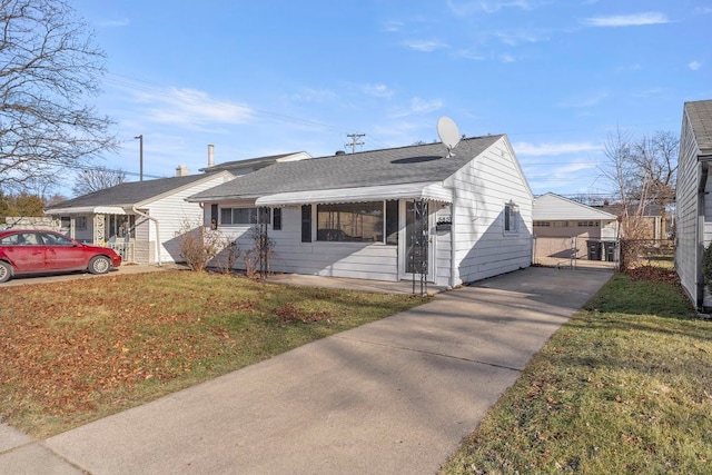 view of front of house featuring a front lawn