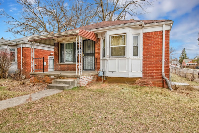 view of front facade featuring a porch and a front yard