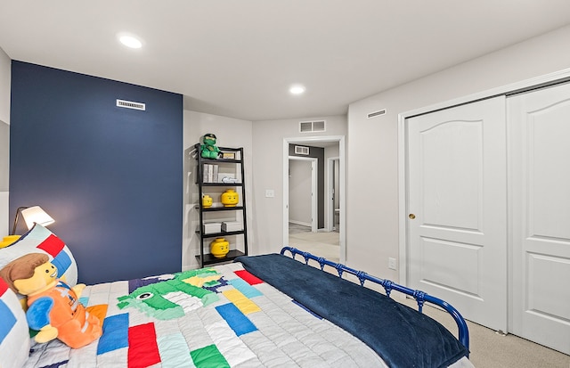 bedroom featuring visible vents, recessed lighting, and a closet