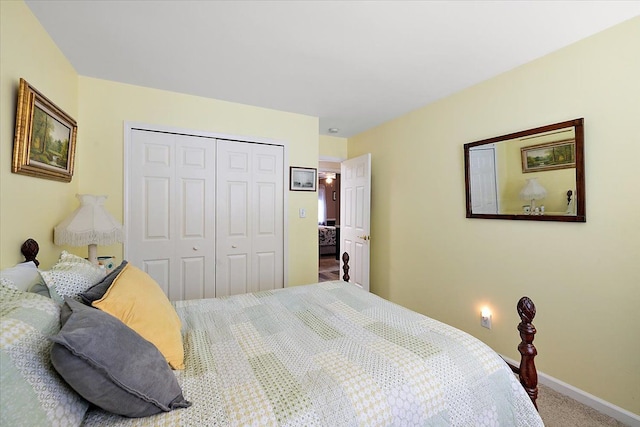 bedroom with carpet flooring and a closet