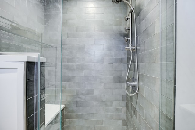 bathroom featuring a tile shower