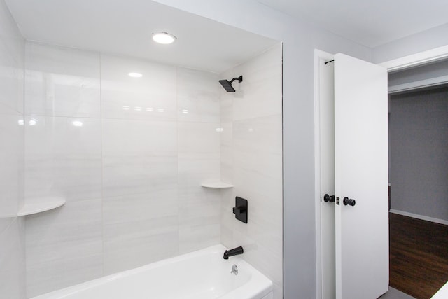 bathroom with tiled shower / bath combo