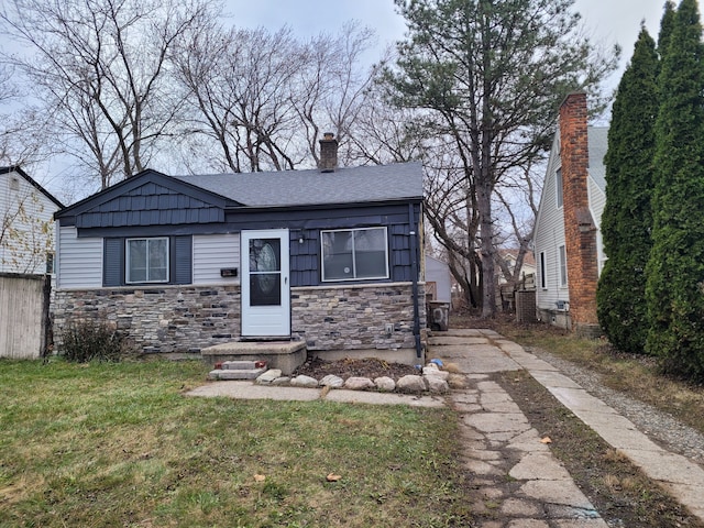 view of front facade with a front lawn