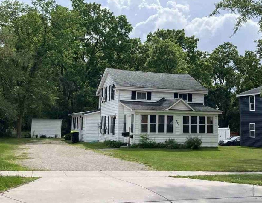 view of front facade featuring a front lawn